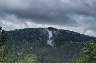 Yaz, yağmurdan önce, gökyüzü, bulutlar, bulutlar, dağlarda, ilkbahar, doğa, manzara, köy, Karpatlar, Ukrayna, ağaç