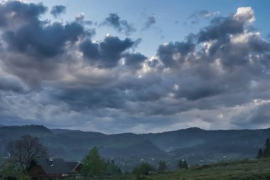 Yaz, yağmurdan önce, gökyüzü, bulutlar, bulutlar, dağlarda, ilkbahar, doğa, manzara, köy, Karpatlar, Ukrayna, ağaç
