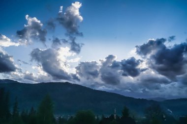 Yaz, yağmurdan önce, gökyüzü, bulutlar, bulutlar, dağlarda, ilkbahar, doğa, manzara, köy, Karpatlar, Ukrayna