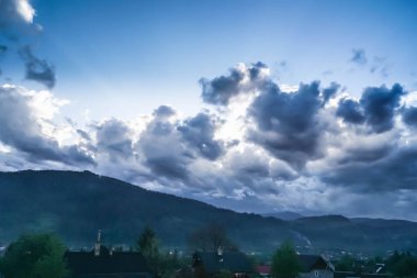 Yaz, yağmurdan önce, gökyüzü, bulutlar, bulutlar, dağlarda, ilkbahar, doğa, manzara, köy, Karpatlar, Ukrayna