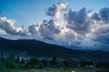 Yaz, yağmurdan önce, gökyüzü, bulutlar, bulutlar, dağlarda, ilkbahar, doğa, manzara, köy, Karpatlar, Ukrayna