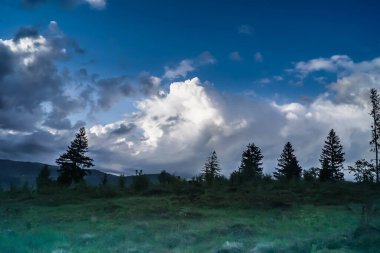 Yaz, yağmurdan önce, gökyüzü, bulutlar, bulutlar, dağlarda, ilkbahar, doğa, manzara, köy, Karpatlar, Ukrayna