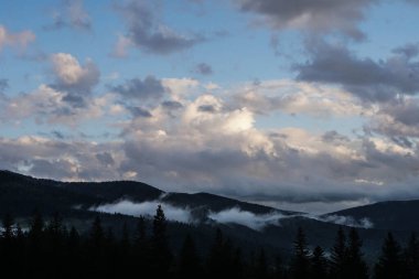 Yaz, yağmurdan önce, gökyüzü, bulutlar, bulutlar, dağlarda, ilkbahar, doğa, manzara, köy, Karpatlar, Ukrayna