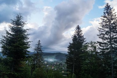 Yaz, yağmurdan önce, gökyüzü, bulutlar, bulutlar, dağlarda, ilkbahar, doğa, manzara, köy, Karpatlar, Ukrayna