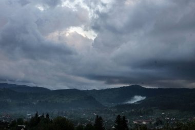 Yaz, yağmurdan önce, gökyüzü, bulutlar, bulutlar, dağlarda, ilkbahar, doğa, manzara, köy, Karpatlar, Ukrayna