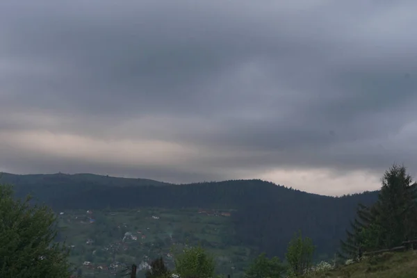 Zomer Voor Regen Lucht Wolken Wolken Bergen Lente Natuur Landschap — Stockfoto