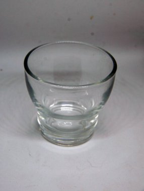                                Beyaz arkaplanda şeffaf cam bardak