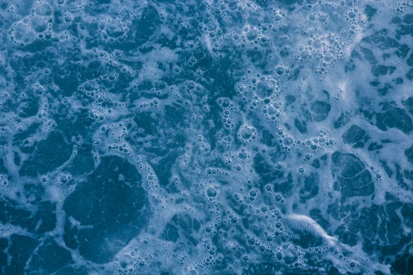 Абстрактная Голубая Морская Вода Белой Пеной Пузырьками Фона Естественный Летний — стоковое фото