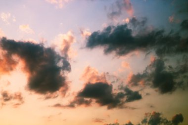 Dramatik kırmızı mavi, turuncu gökyüzü bulutlu gün batımında