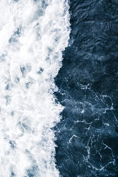 Голубой Морской Серф Белыми Волнами Всплесками Пеной Пузырями Время Прилива — стоковое фото