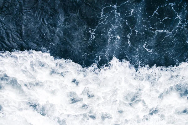 Голубой Морской Серф Белыми Волнами Всплесками Пеной Пузырями Время Прилива — стоковое фото