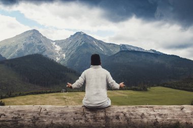 Büyük bir günlük elle ayrı oturan ve güzellikler fırtına öncesi sessizlik dağların bakarak Genç Afrikalı Amerikalılar adam