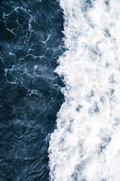 Modrá Příboj Moře Bílými Vlny Úvodní Pěny Bublin Přílivu Surf — Stock fotografie