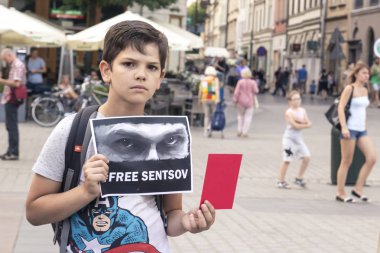 Krakow, Polonya, 01 Haziran 2018, elleri ve karşı Rus siyasi tutsaklar ve protesto kırmızı kart Oleg Sentsov sürümü için bir poster ile küçük bir çocuk