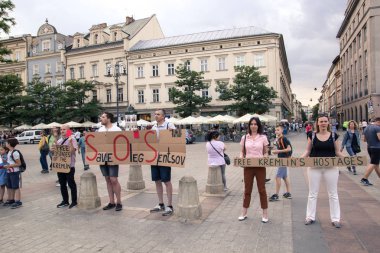 Krakow, Polonya, kremlins rehineleri ücretsiz 01 Haziran 2018, Grup Rusya,'siyasi tutukluları karşı protesto bir posteri ile insan