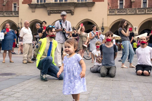 Krakau Polen 2018 Kleines Mädchen Inmitten Einer Menschenmenge Die Gegen — Stockfoto
