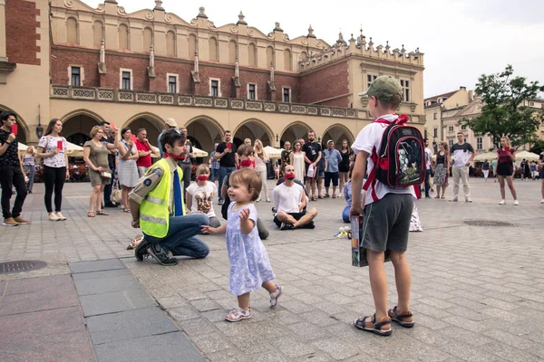 Krakau Polen 2018 Kleines Mädchen Geht Durch Eine Menschenmenge Die — Stockfoto