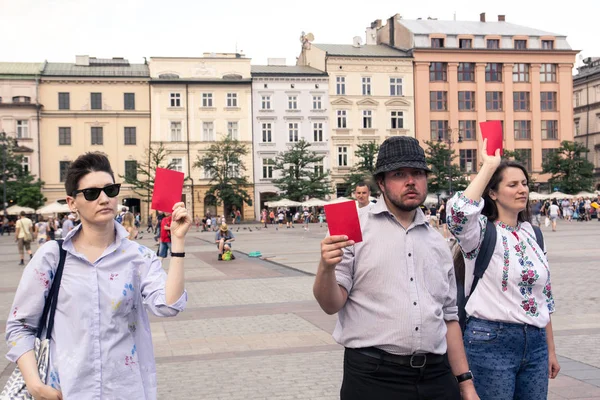 Cracovia Polonia Junio 2018 Tres Personas Con Tarjetas Rojas Sus — Foto de Stock