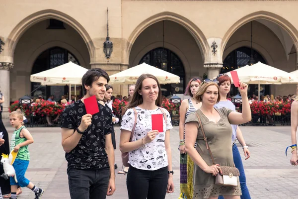 Krakau Polen 2018 Drei Menschen Mit Roten Karten Der Hand — Stockfoto