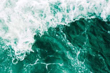 Dalgalar deniz, sıçrama, köpük ve kabarcıklar yüksek gelgit ve surf, yeşil arka plan, gerçeküstü yüzeyi