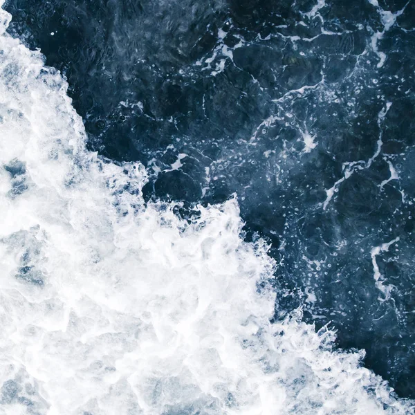 Oleaje Azul Del Mar Con Olas Blancas Salpicaduras Espuma Burbujas —  Fotos de Stock