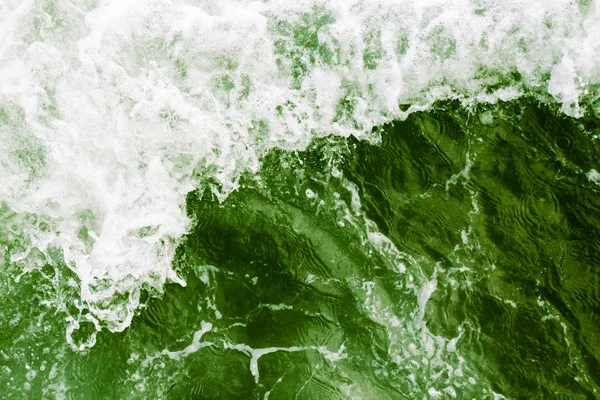 Dalgalar Deniz Sıçrama Köpük Kabarcıklar Yüksek Gelgit Surf Yeşil Arka — Stok fotoğraf