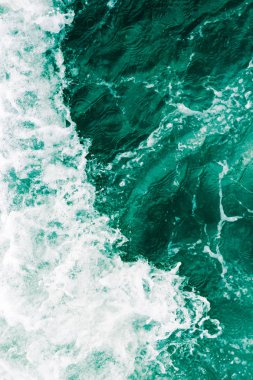 Dalgalar deniz, sıçrama, köpük ve kabarcıklar yüksek gelgit ve surf, yeşil arka plan, gerçeküstü yüzeyi