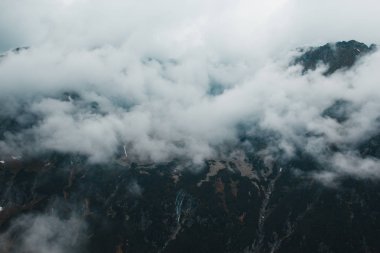 Güzel koyu moody korkunç dağ manzarası siste