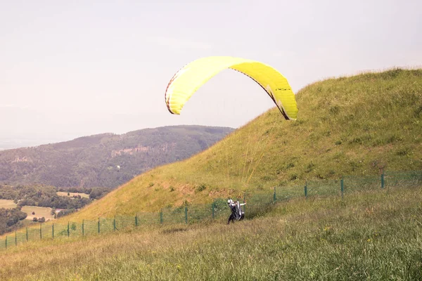 Paraglider Padákem Který Táhne Hory Urychlení Vzletu — Stock fotografie