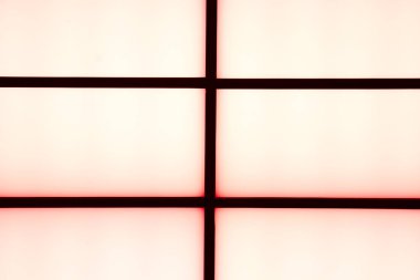 Parlak beyaz arka plan üzerinde kırmızı parıltılı soyut geometrik siyah çizgiler, minimalizm, soyut arka plan.