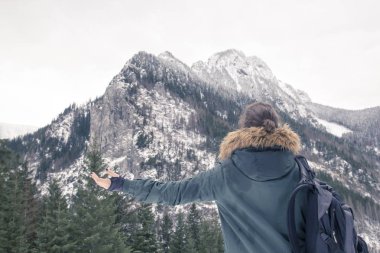 Genç kız güzel kış dağ manzarası keyfi