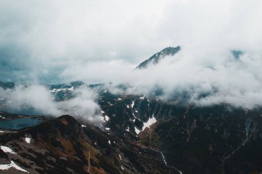 Güzellikler yüksek dağları sis ile iki mavi göl aşağıda kaplı.