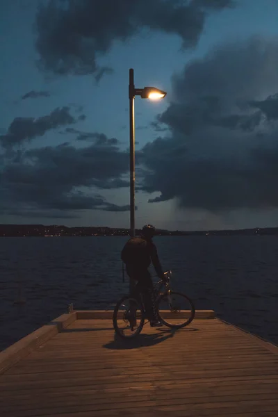 Ciclista Solitário Senta Uma Bicicleta Cais Madeira Sob Uma Lanterna — Fotografia de Stock