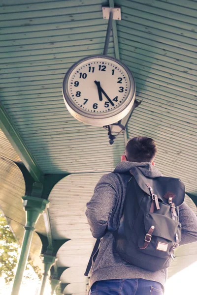 Joven Chico Hipster Con Mochila Retro Vintage Mira Gran Reloj — Foto de Stock