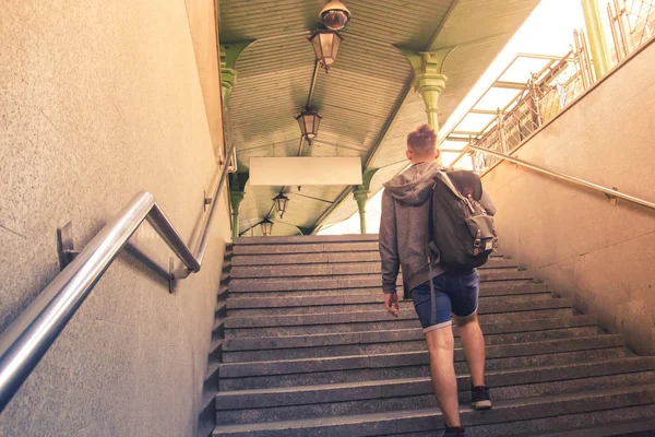 Joven Hipster Con Una Mochila Retro Vintage Sube Las Escaleras — Foto de Stock