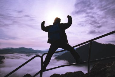 Adam bir gerçeküstü dağ, ilham, coşku ve aspirasyon kavramı üzerine kaldırdı kollarını