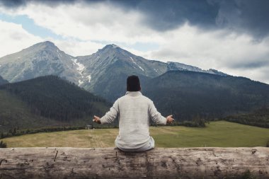 Büyük bir günlük elle ayrı oturan ve dağların güzel panorama adlı bakarak fırtına, ilham, coşku ve aspirasyon kavramı daha önce genç Afrikalı Amerikalılar adam