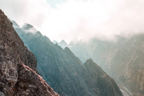 Hermosa Cordillera Cubierta Niebla — Foto de Stock