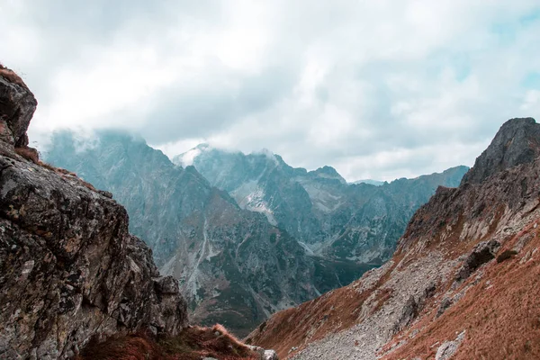 Güzel Dağ Silsilesi Ile Sis Kaplı — Stok fotoğraf