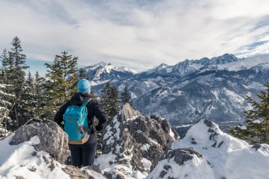 Bir kız uzun yürüyüşe çıkan kimse karla kaplı Dağları'nın muhteşem panorama bakar. CR2