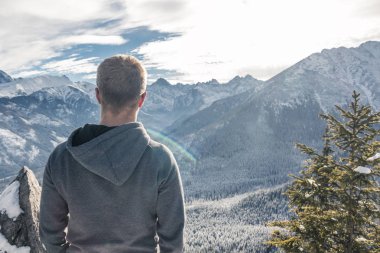 Gözlük ve bir ceket bir adam güzel panoram görünüyor
