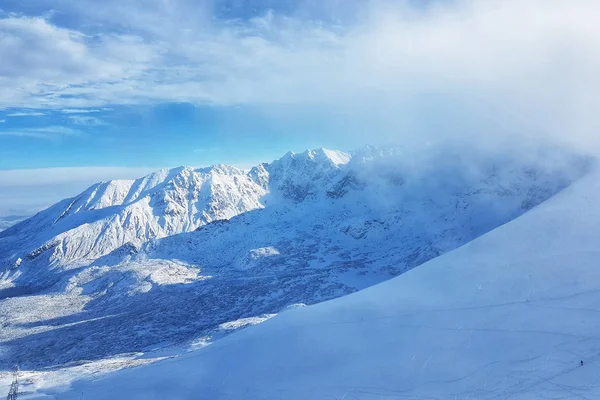 Hermoso Panorama Cordillera Cubierta Nieve Niebla —  Fotos de Stock