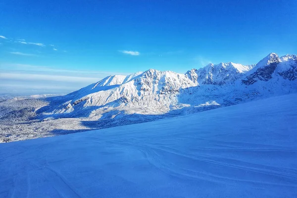 Karla Kaplı Dağ Silsilesi Güzel Panoraması — Stok fotoğraf