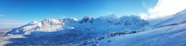 Belo panorama da cordilheira coberta de neve — Fotografia de Stock