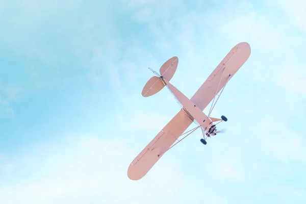 Retro Flugzeug Mit Propeller Fliegt Und Taucht Gegen Den Blauen — Stockfoto
