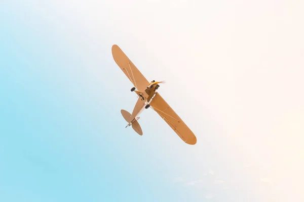 Plano Retro Con Hélice Volando Través Del Cielo Colores Pastel — Foto de Stock