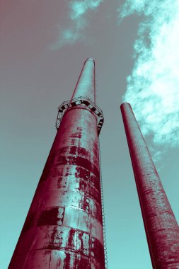 Uzun boylu gerçeküstü endüstriyel semt fabrikalar duman, futuristik gelecek ve çevre kirliliği kavramı üretmek