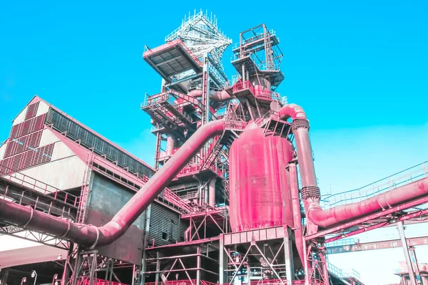 Yüksek Mercan Pembe Endüstriyel Fabrikalar Bir Gerçeküstü Fütüristik Kışkırtıcı Gelecek — Stok fotoğraf