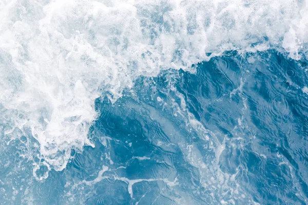 Vague de mer bleu pâle pendant la marée haute d'été, fond abstrait de l'océan — Photo