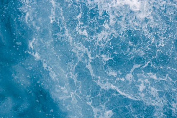 Superficie de mar azul pálido con olas, salpicaduras, espuma y burbujas a h —  Fotos de Stock